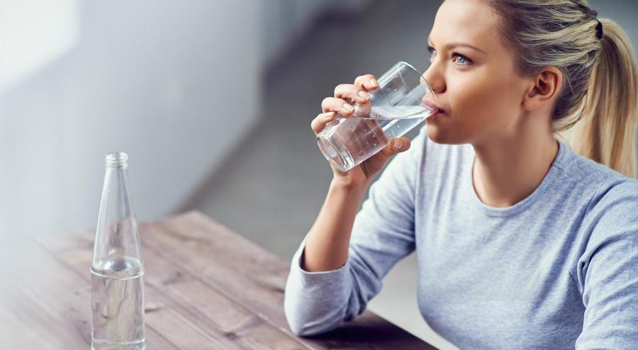 Dùng cốc nước lọc là 1 trong những thói quen sau khi ăn giúp bạn giảm cân nhanh chóng