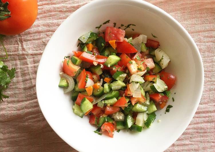 Món salad cà chua với rau thơm