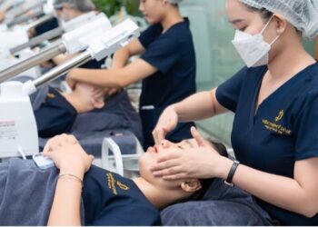 Học viên được học các kỹ thuật massage thư giãn trên mẫu thật